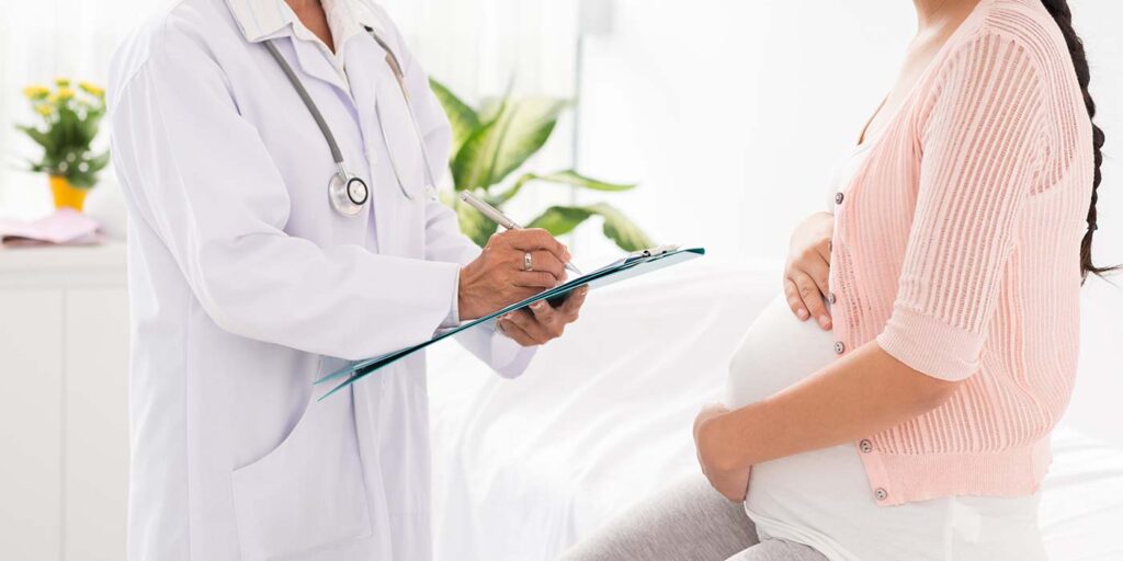 lady doctor for pregnancy in Kanpur consulting patient